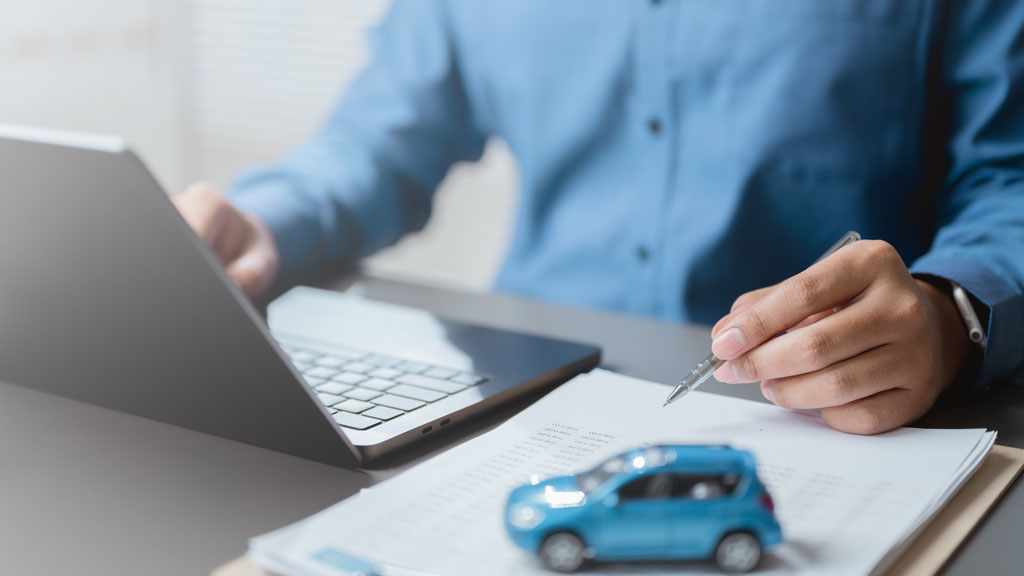 Famille québécoise chargeant leur VUS pour un départ en fin de semaine