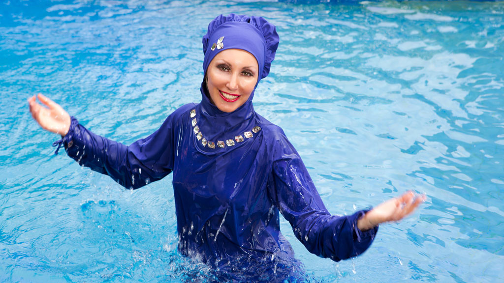 Femme sortant de piscine avec burkini ample qui ne colle pas au corps