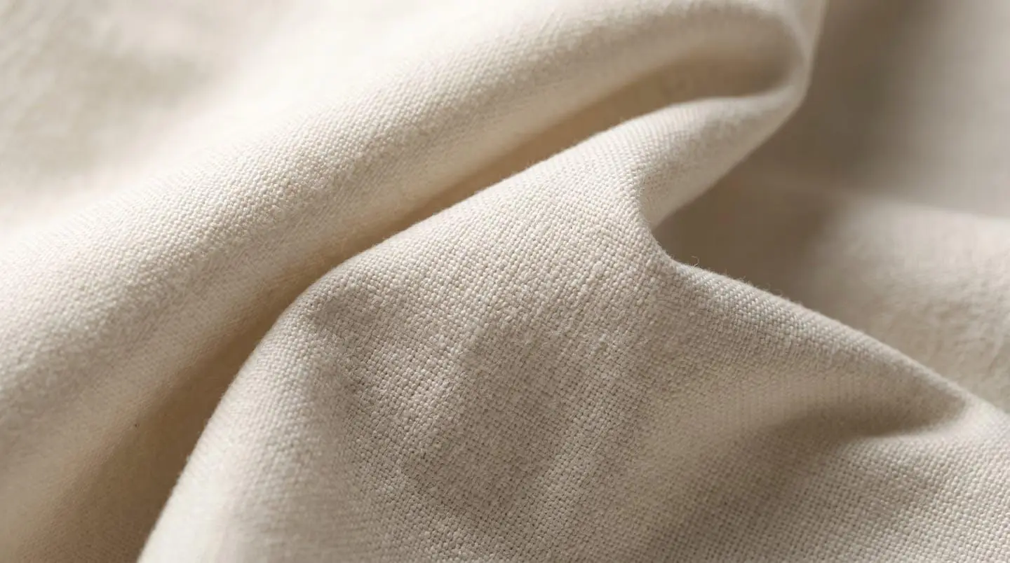 Gros plan texture tissée percale de coton blanc révélant la densité du tissage 80 fils par centimètre carré
